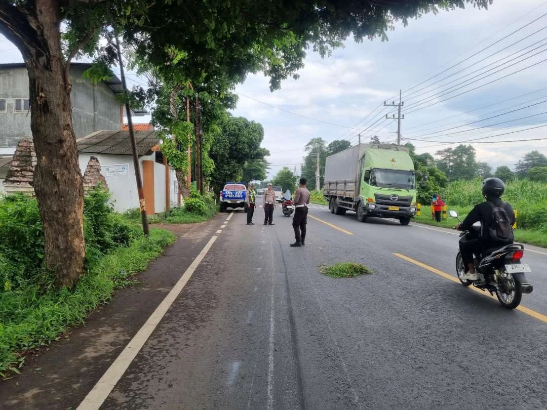 bocah-tujuh-tahun-meninggal-dalam-kecelakaan-maut-sepeda-motor-versus-truk-fuso