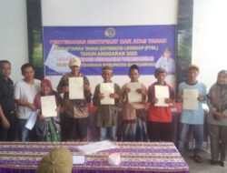 Warga Bahagia Terima Sertifikat PTSL Desa Sidowangi