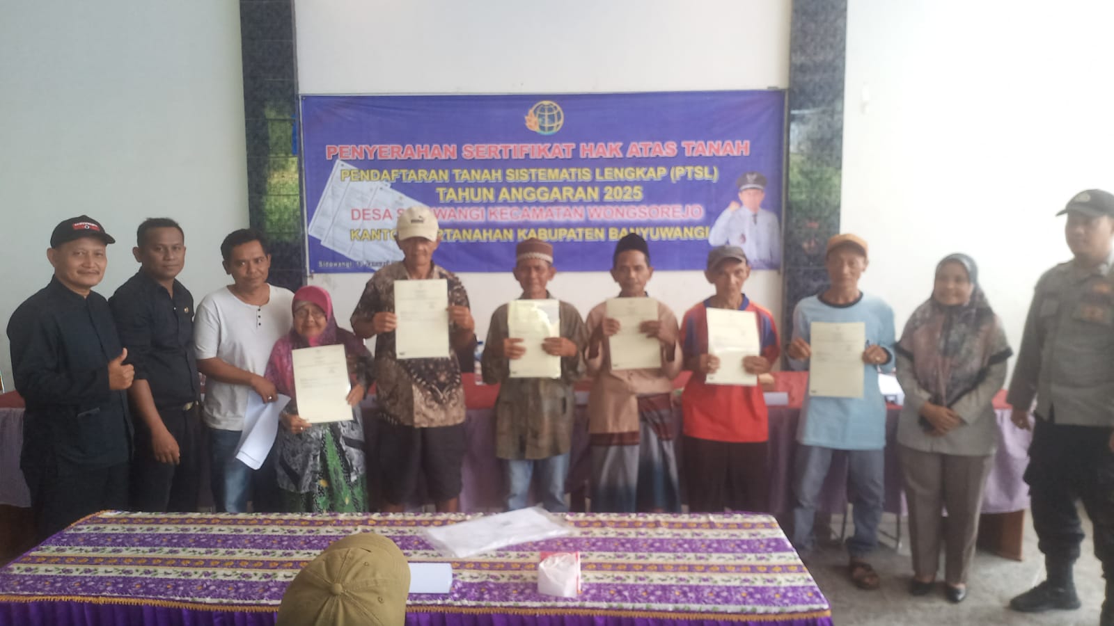 warga-bahagia-terima-sertifikat-ptsl-desa-sidowangi