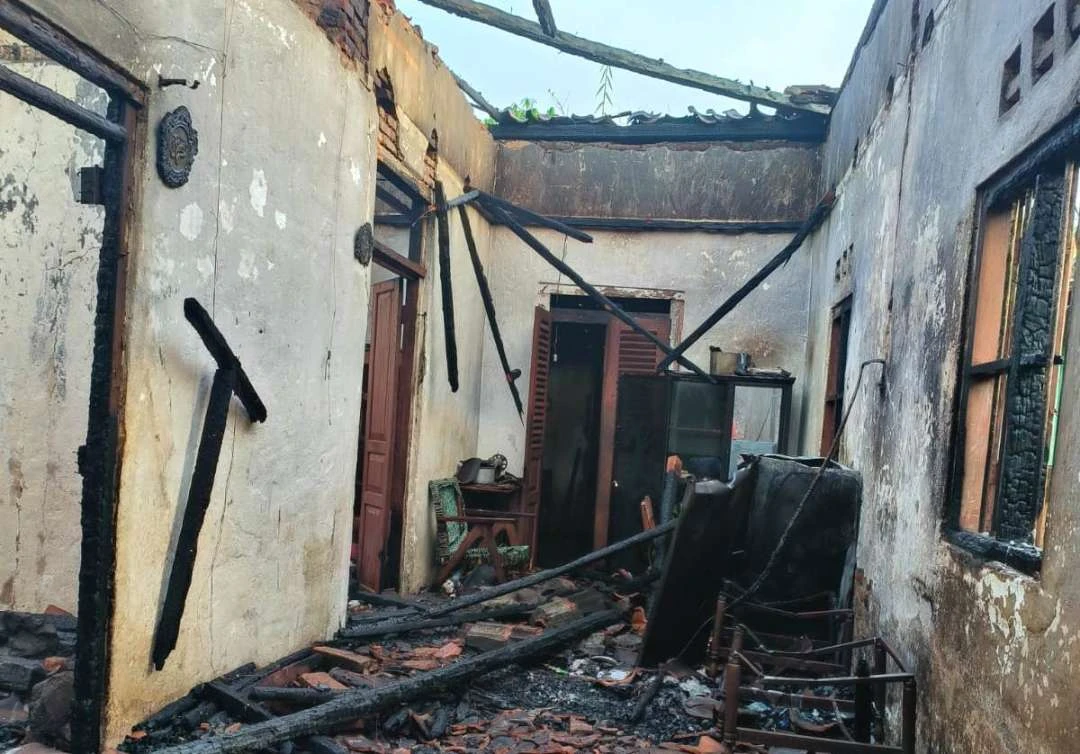 diduga-akibat-korsleting-listrik,-rumah-warga-di-banyuwangi-ludes-terbakar