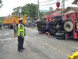 Truk Bermuatan Buah Naga Terguling di Banyuwangi, Sopir Meninggal