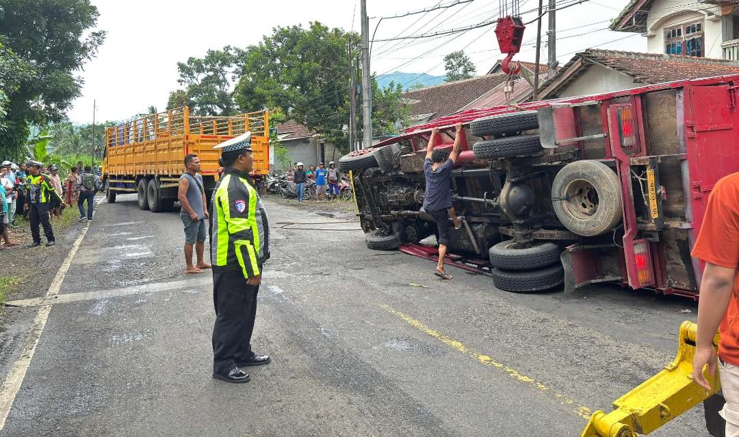 truk-bermuatan-buah-naga-terguling-di-banyuwangi,-sopir-meninggal