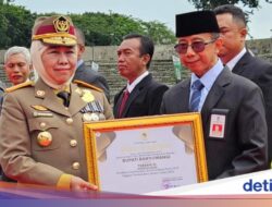 Bupati Ipuk Raih Penghargaan Pembina K3 Terbaik dari Gubernur Jatim