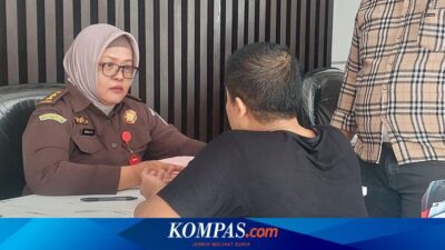 john-sambo,-pengacara-gadungan-ngamuk-saat-digelandang-di-kejari-banyuwangi