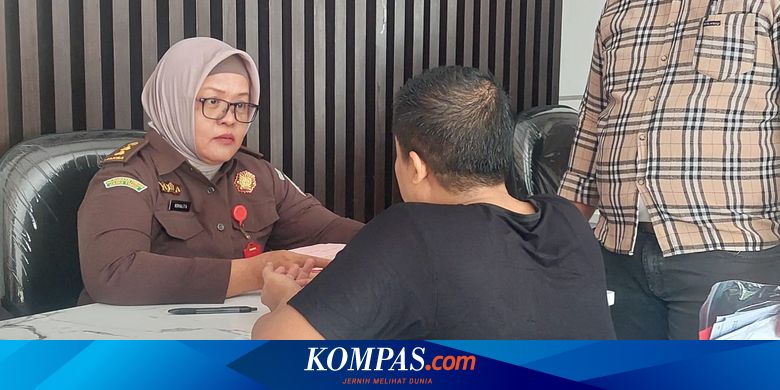 john-sambo,-pengacara-gadungan-ngamuk-saat-digelandang-di-kejari-banyuwangi