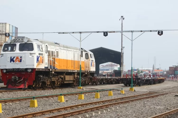 tak-terpengaruh-macet,-angkutan-barang-kai-daop-8-surabaya-tumbuh-pesat