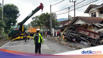 2-korban-kecelakaan-truk-angkut-buah-naga-di-banyuwangi-asal-lamongan