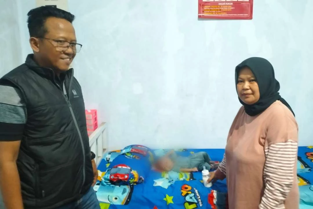 bayi-laki-laki-ditemukan-di-teras-rumah-warga-desa-olehsari,-banyuwangi,-kondisinya-sehat