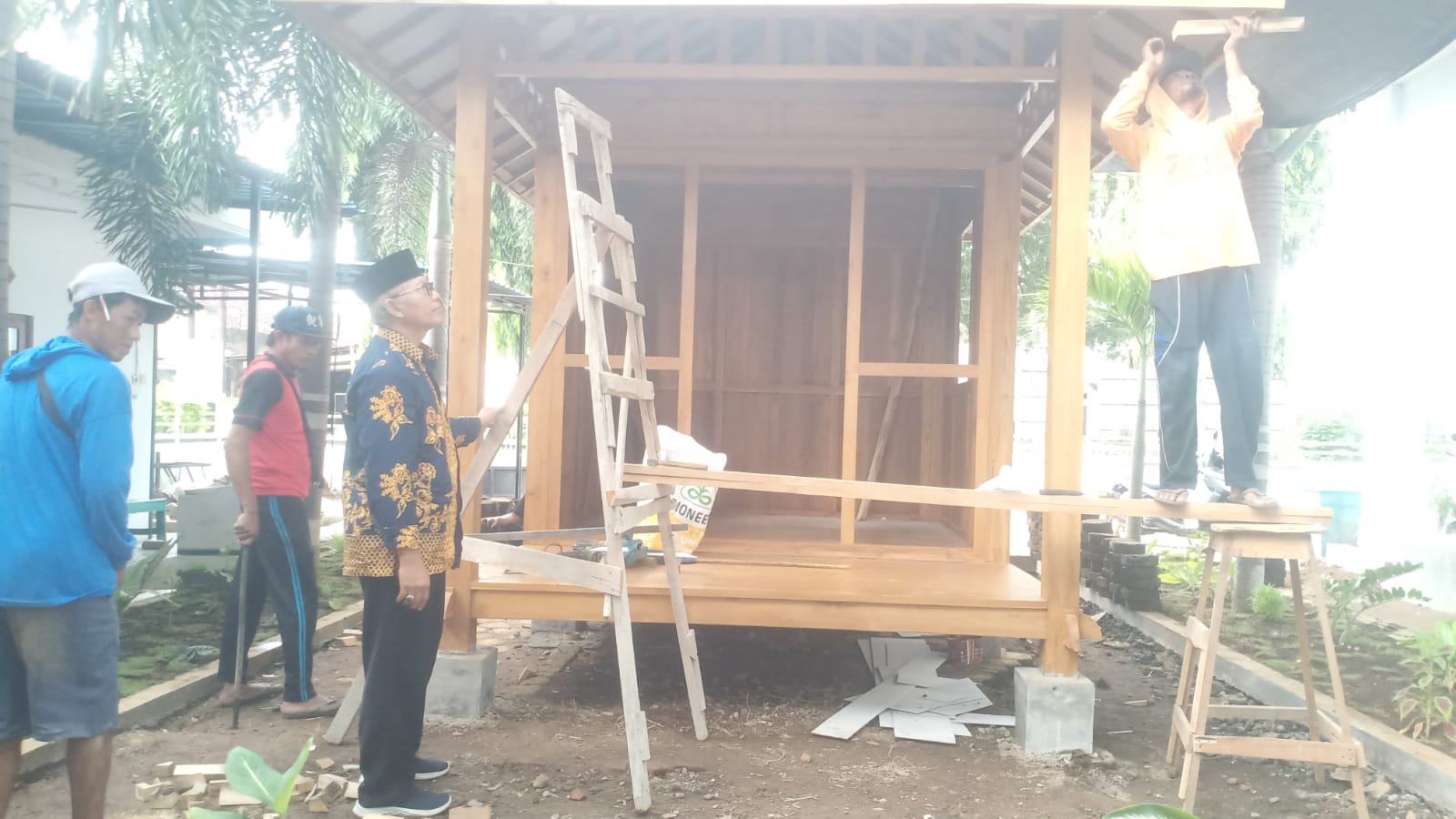 pemdes-bengkak-bangun-mushala-kayu-jati-di-kantor-desa,-wujudkan-fasilitas-ibadah-bagi-perangkat-dan-warga