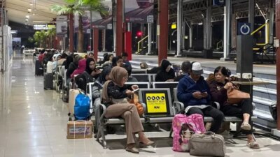 luapan-air-tutup-jalur-kereta-api,-8-ka-tertahan-di-pantura-jawa-tengah