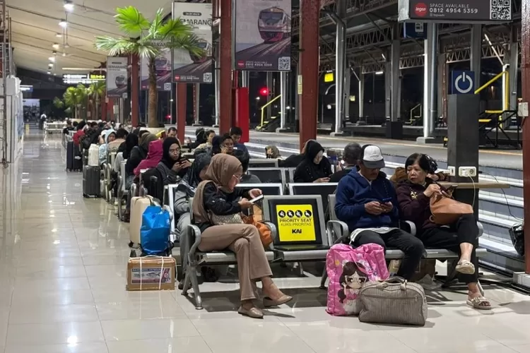 luapan-air-tutup-jalur-kereta-api,-8-ka-tertahan-di-pantura-jawa-tengah