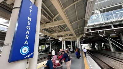 viral!-polisi-kejar-7-remaja-diduga-pencuri-rel-di-stasiun-jatinegara