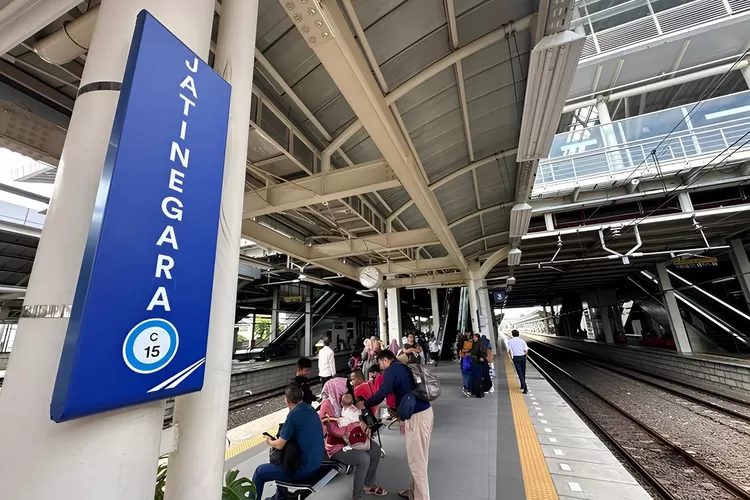 viral!-polisi-kejar-7-remaja-diduga-pencuri-rel-di-stasiun-jatinegara