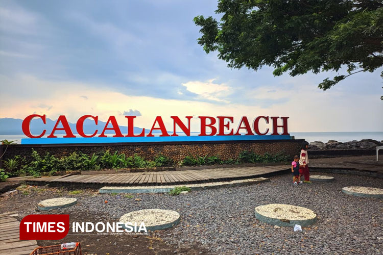 daya-tarik-kano,-pantai-cacalan-banyuwangi-banjir-wisatawan-selama-nataru-–-times-banyuwangi