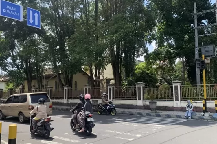 dishub-bondowoso-uji-coba-sistem-dua-arah-jalan-letnan-sudiono,-upaya-urai-kepadatan-lalu-lintas-kota