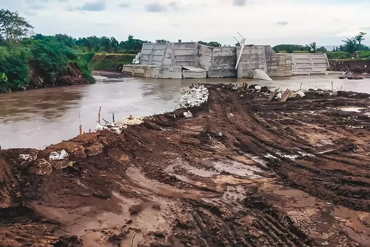 proyek-dam-pelimpah-rp15-miliar-di-gumukmas-jember-ambrol,-komisi-d-dprd-jatim-turun-tangan