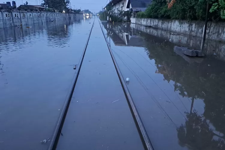 perjalanan-kereta-api-terganggu,-kai-ungkap-kondisi-terkini-jalur-pekalongan-sragi