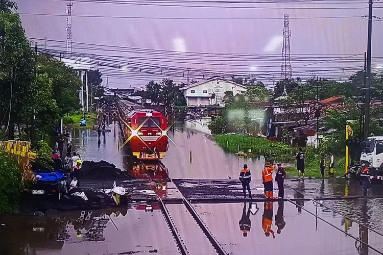 akhirnya-dibuka!-jalur-ka-pekalongan-sragi-bisa-dilalui-lagi-usai-tergenang-air