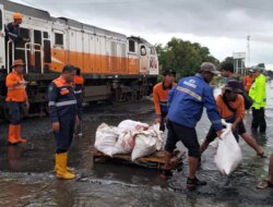 Jalur Pantura Terendam Banjir, 145 Penumpang KA Ciremai Dialihkan ke KA Harina