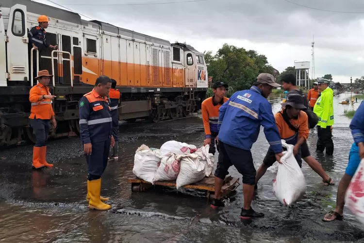 jalur-pantura-terendam-banjir,-145-penumpang-ka-ciremai-dialihkan-ke-ka-harina