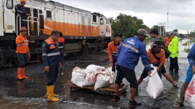 perjalanan-kereta-api-terganggu-banjir,-kai-daop-4-semarang-beri-bus-gratis-dan-refund-penuh