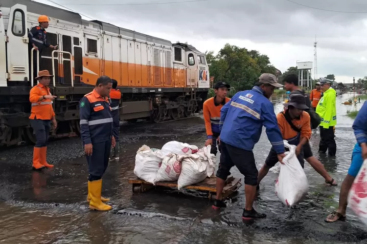 perjalanan-kereta-api-terganggu-banjir,-kai-daop-4-semarang-beri-bus-gratis-dan-refund-penuh