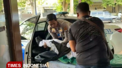 potret-aksi-spontan-kasat-lantas-banyuwangi-tolong-korban-laka-tunggal-–-times-banyuwangi