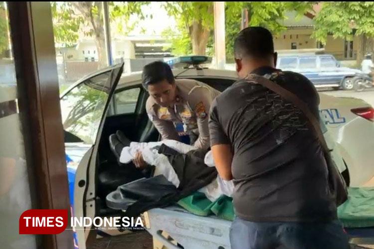 potret-aksi-spontan-kasat-lantas-banyuwangi-tolong-korban-laka-tunggal-–-times-banyuwangi