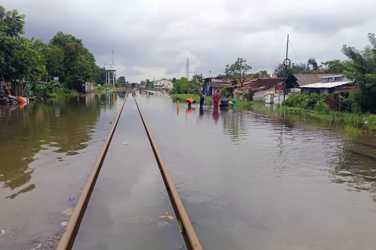 jalur-tergenang-air,-kai-pastikan-kereta-api-dari-madiun-ke-jakarta-tetap-tepat-waktu