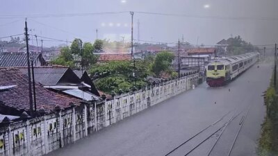 hujan-deras-lumpuhkan-jalur-utara,-kereta-api-ke-surabaya-dan-malang-terlambat-hingga-5-jam