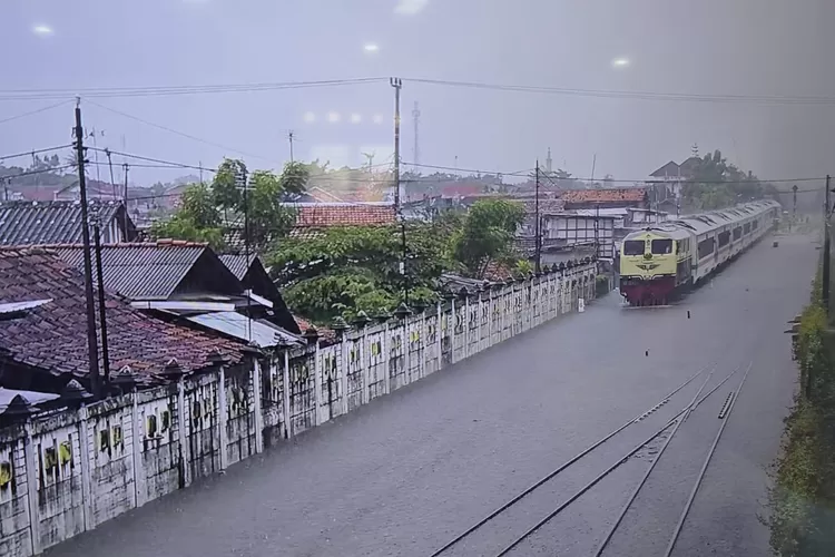 hujan-deras-lumpuhkan-jalur-utara,-kereta-api-ke-surabaya-dan-malang-terlambat-hingga-5-jam