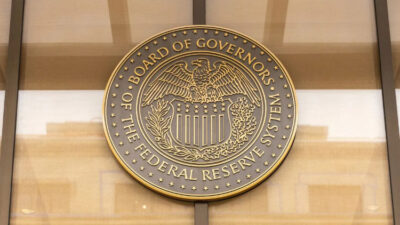 wall-street-ditutup-melemah,-ketidakpastian-kepemimpinan-the-fed-tekan-pasar-–-times-banyuwangi