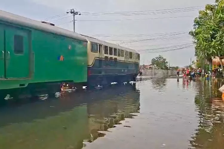 jalur-pantura-terendam-banjir,-kai-hentikan-sementara-perjalanan-kereta-api