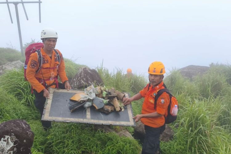 tim-sar-temukan-serpihan-pesawat-atr-42-500-di-taman-nasional-bantimurung-–-times-banyuwangi