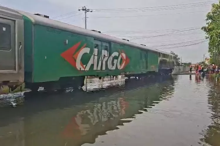 banjir-pekalongan-meluas,-kai-ungkap-fakta-mengejutkan-soal-kereta-api-barang