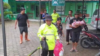 polresta-pati-evakuasi-ibu-dan-bayi-pasca-persalinan-di-tengah-situasi-darurat-–-times-banyuwangi