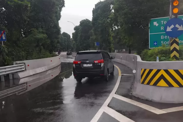 banjir-tol-bandara-soekarno-hatta-belum-sepenuhnya-surut,-jasa-marga-kerahkan-10-pompa-air