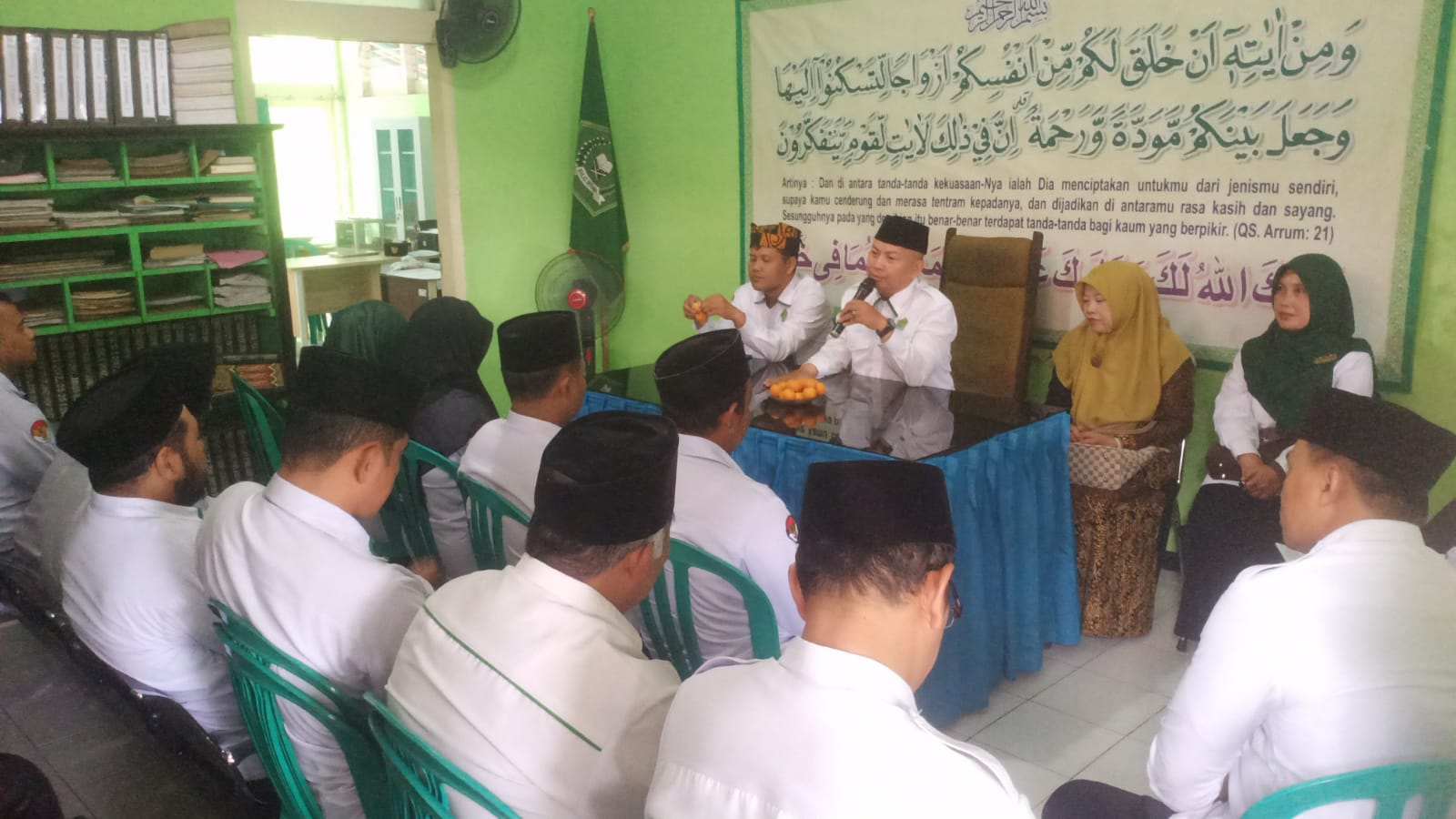 tongkat-estafet-kepemimpinan-kua-wongsorejo-berganti,-fahrus-soffi-resmi-serahkan-jabatan-ke-imam-muklis