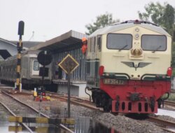 Banjir Lumpuhkan Jalur Kereta Api, KAI Daop 3 Cirebon Siapkan Bus Darurat untuk Ratusan Penumpang