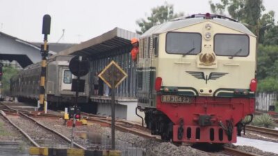 banjir-lumpuhkan-jalur-kereta-api,-kai-daop-3-cirebon-siapkan-bus-darurat-untuk-ratusan-penumpang