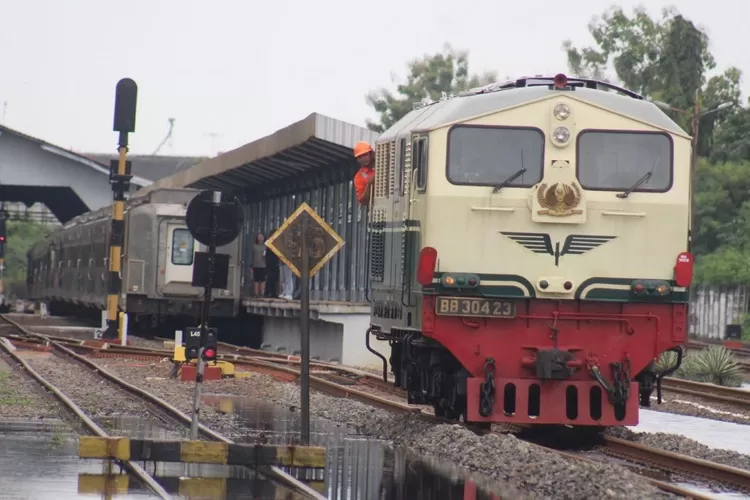 banjir-lumpuhkan-jalur-kereta-api,-kai-daop-3-cirebon-siapkan-bus-darurat-untuk-ratusan-penumpang