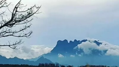pesona-gunung-putri-tidur-terlihat-gagah-dari-tol-prosiwangi,-panorama-alam-situbondo-kian-memikat