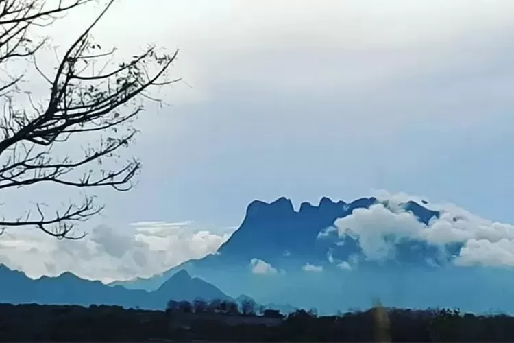 pesona-gunung-putri-tidur-terlihat-gagah-dari-tol-prosiwangi,-panorama-alam-situbondo-kian-memikat
