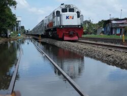 Banjir Pekalongan Lumpuhkan Jalur Kereta Api, Ratusan Perjalanan Dibatalkan