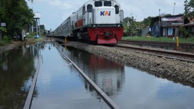 banjir-pekalongan-lumpuhkan-jalur-kereta-api,-ratusan-perjalanan-dibatalkan