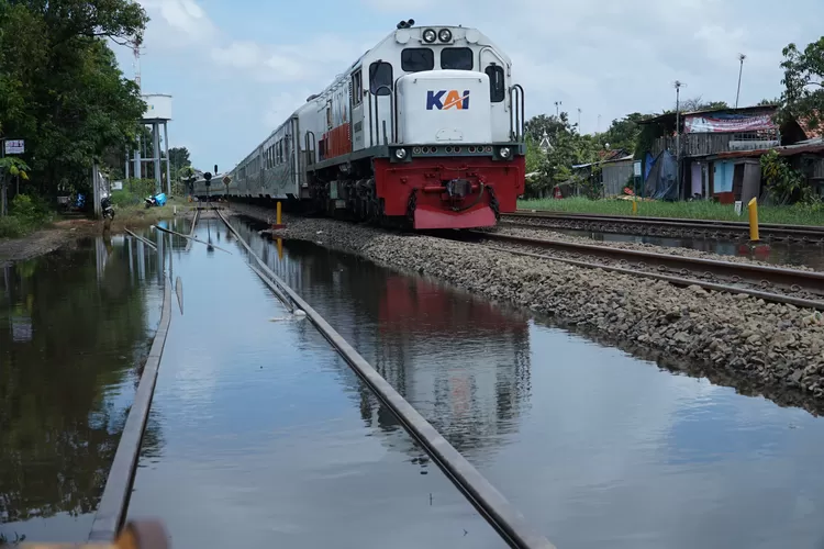 banjir-pekalongan-lumpuhkan-jalur-kereta-api,-ratusan-perjalanan-dibatalkan