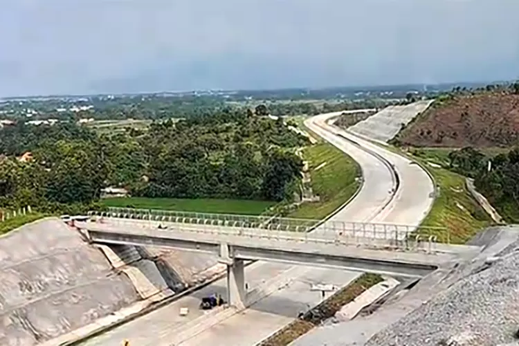 tol-prosiwangi-rampung,-situbondo-miliki-jalan-tol-pertama-dengan-overpass-ikonik-di-banyuglugur