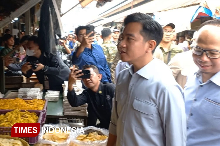 ribuan-warga-padati-pasar-cikurubuk-tasikmalaya,-sambut-kunjungan-wapres-gibran-–-times-banyuwangi
