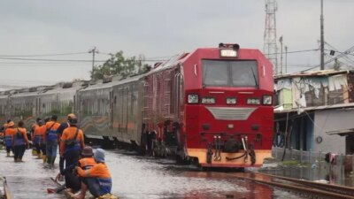 jalur-ka-pekalongan-sragi-mulai-pulih,-kecepatan-kereta-api-resmi-dinaikkan