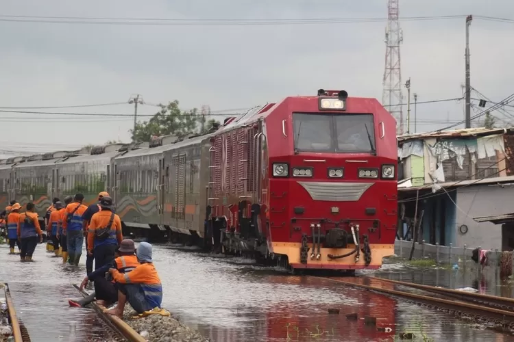 jalur-ka-pekalongan-sragi-mulai-pulih,-kecepatan-kereta-api-resmi-dinaikkan